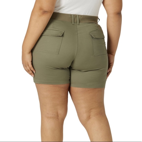 Lee Women's Plus Size7" Midrise Utility Short - Picture 2 of 8